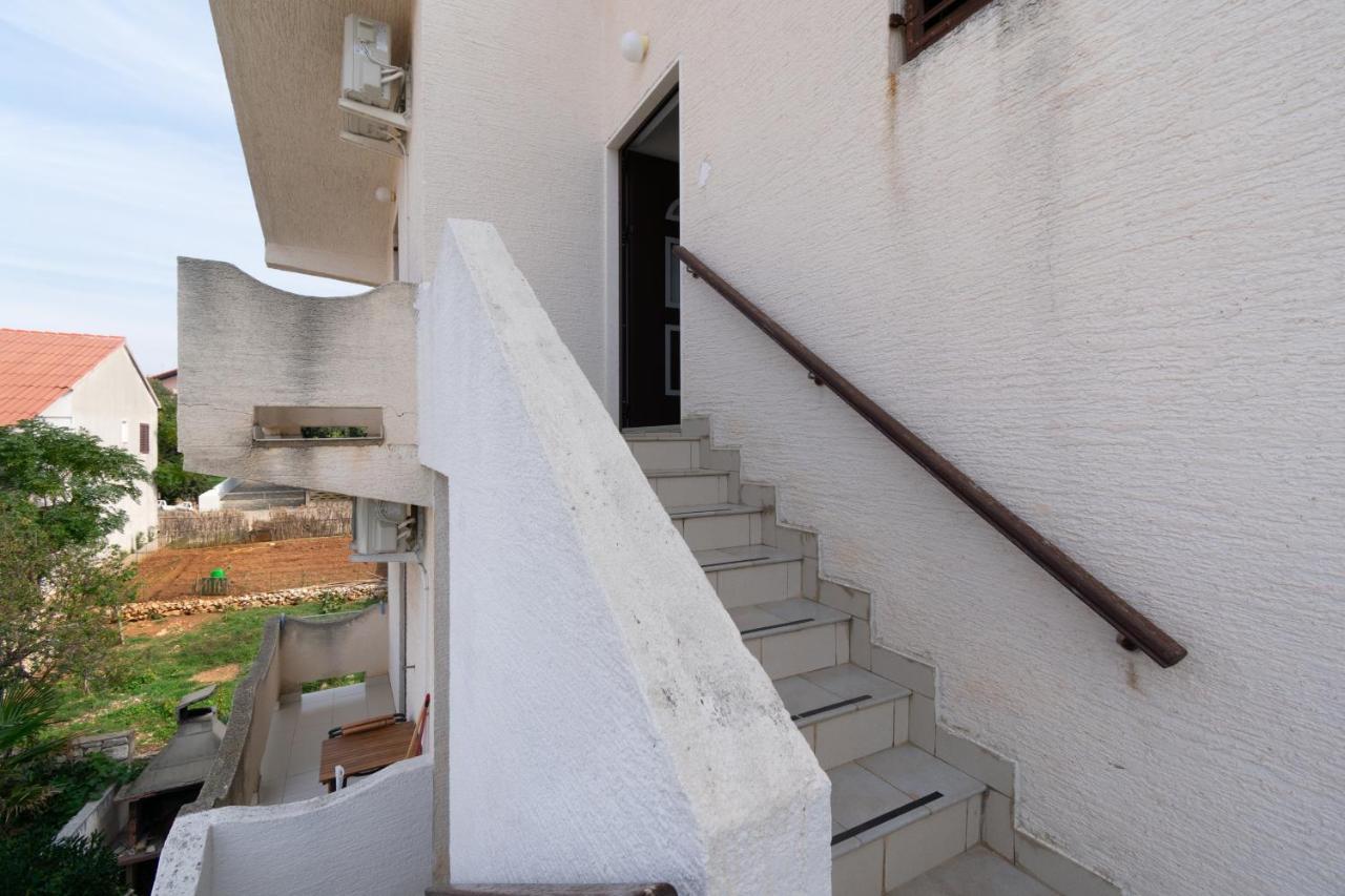 Apartments By The Sea Mandre, Pag - 3084 Kolan Bagian luar foto