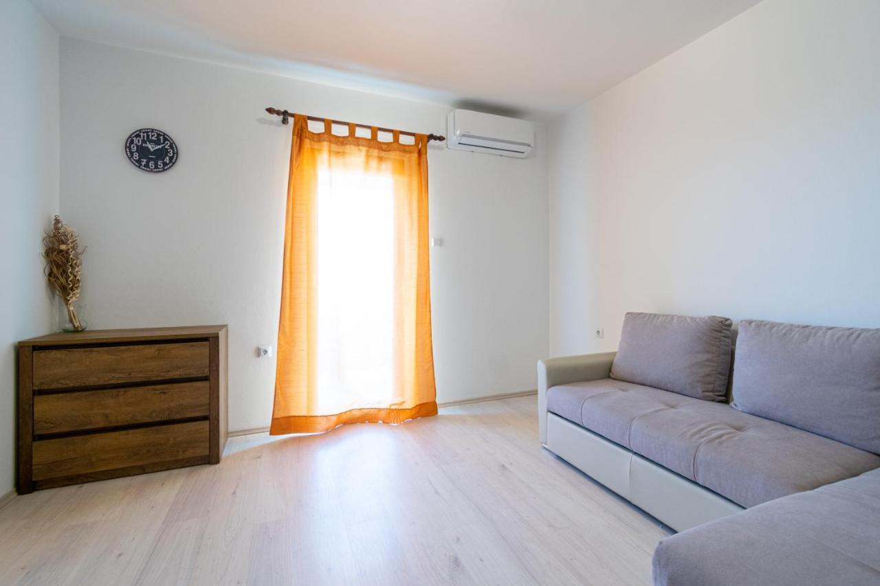 Apartments By The Sea Mandre, Pag - 3084 Kolan Bagian luar foto