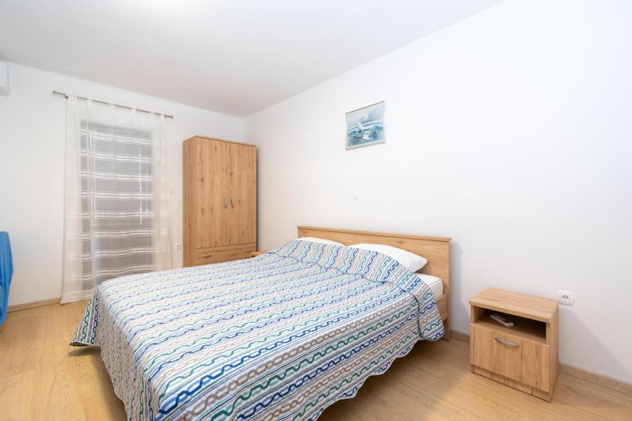 Apartments By The Sea Mandre, Pag - 3084 Kolan Bagian luar foto