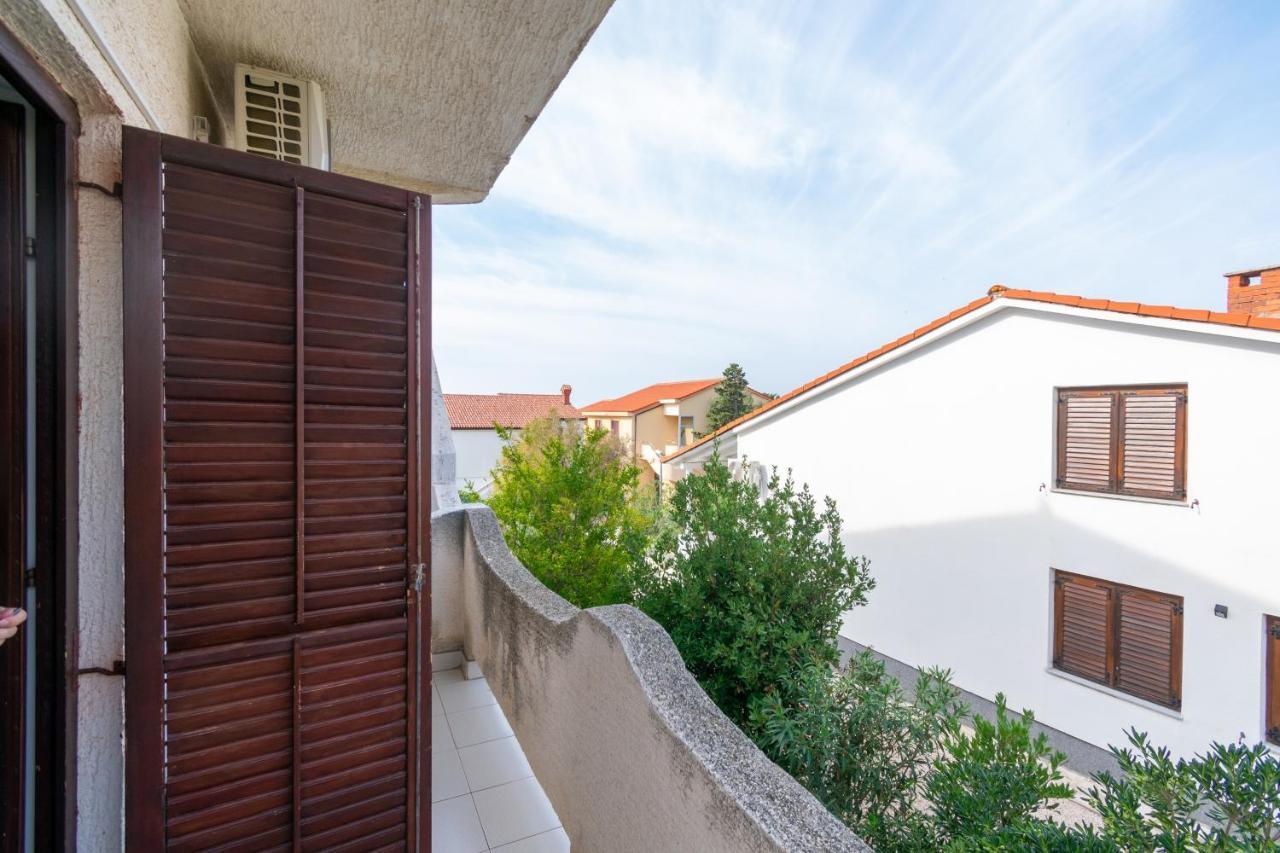 Apartments By The Sea Mandre, Pag - 3084 Kolan Bagian luar foto