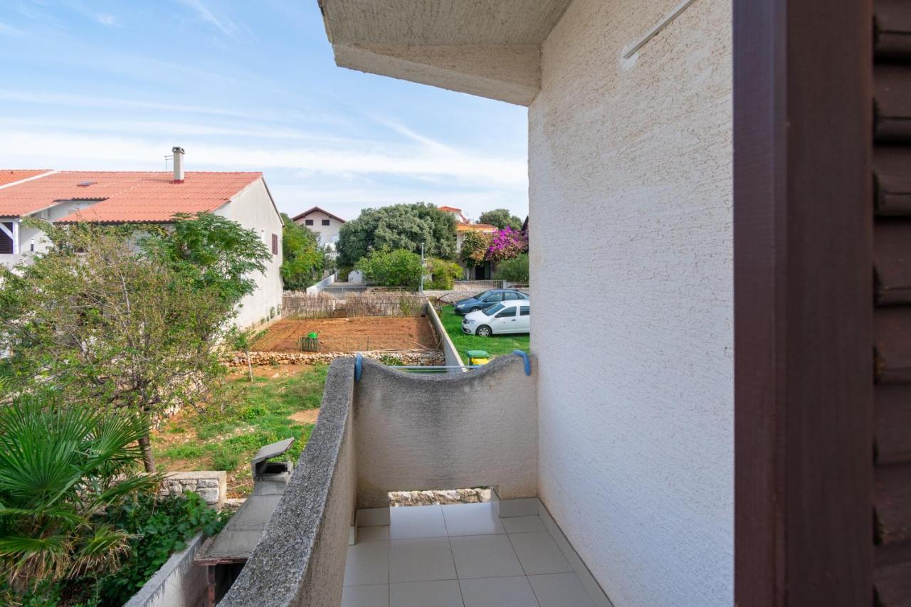 Apartments By The Sea Mandre, Pag - 3084 Kolan Bagian luar foto