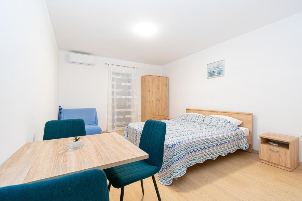 Apartments By The Sea Mandre, Pag - 3084 Kolan Bagian luar foto