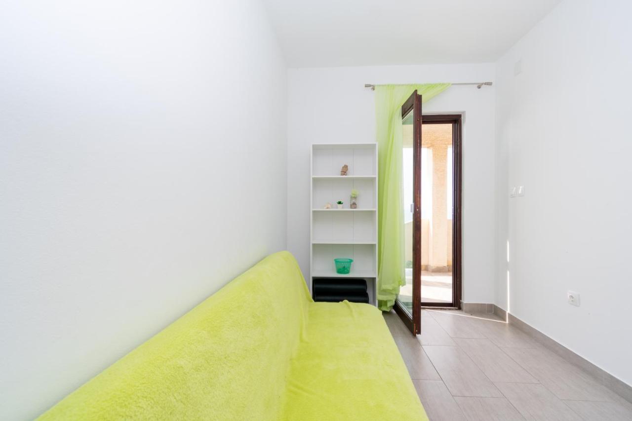 Apartments By The Sea Mandre, Pag - 3084 Kolan Bagian luar foto