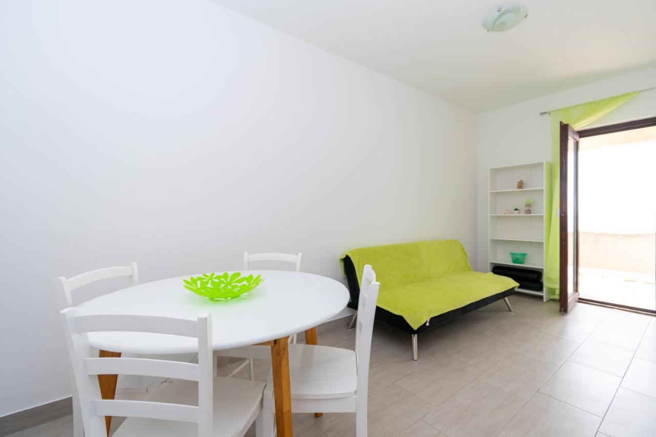 Apartments By The Sea Mandre, Pag - 3084 Kolan Bagian luar foto