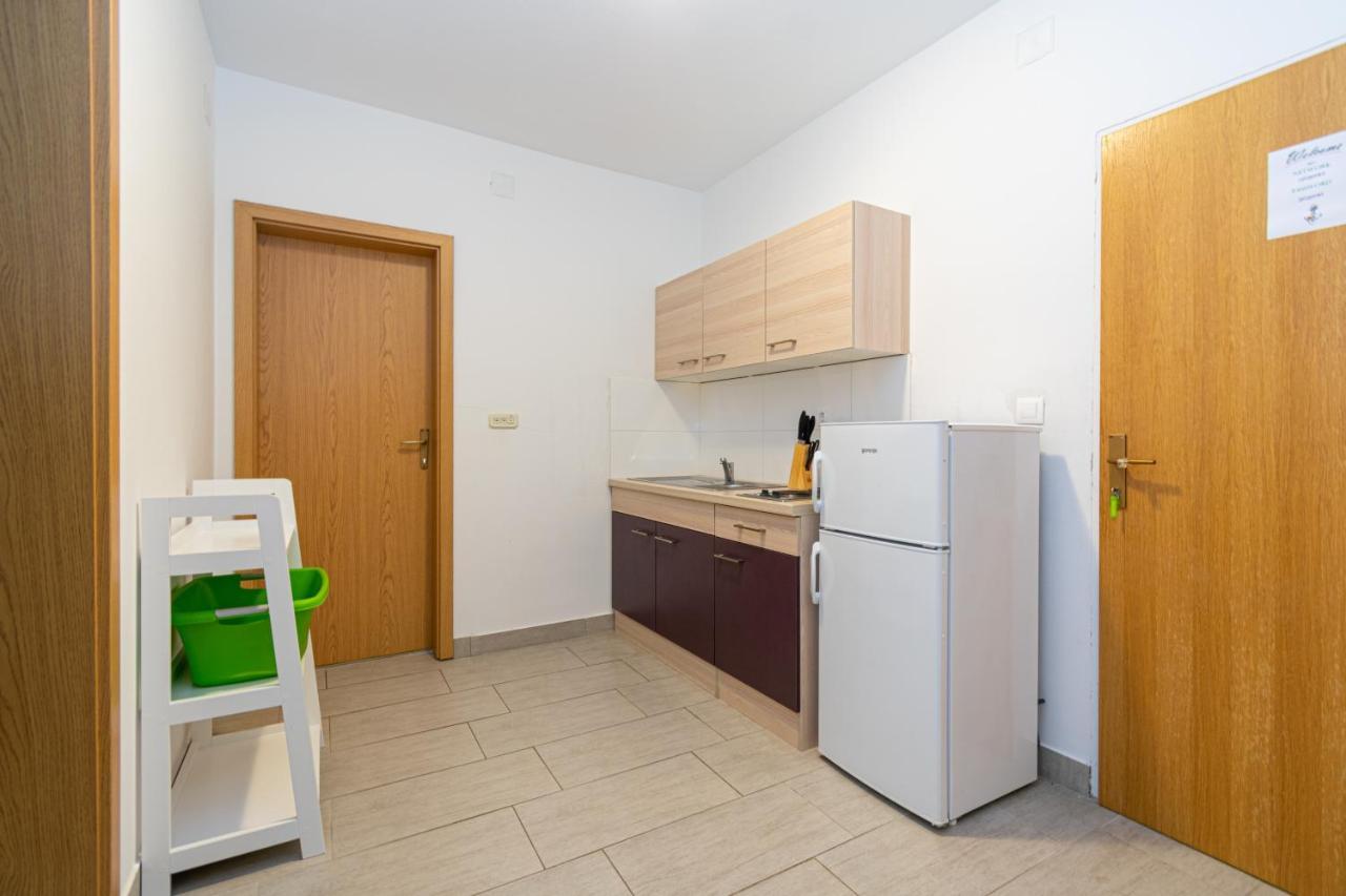 Apartments By The Sea Mandre, Pag - 3084 Kolan Bagian luar foto