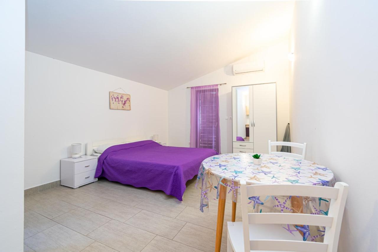 Apartments By The Sea Mandre, Pag - 3084 Kolan Bagian luar foto