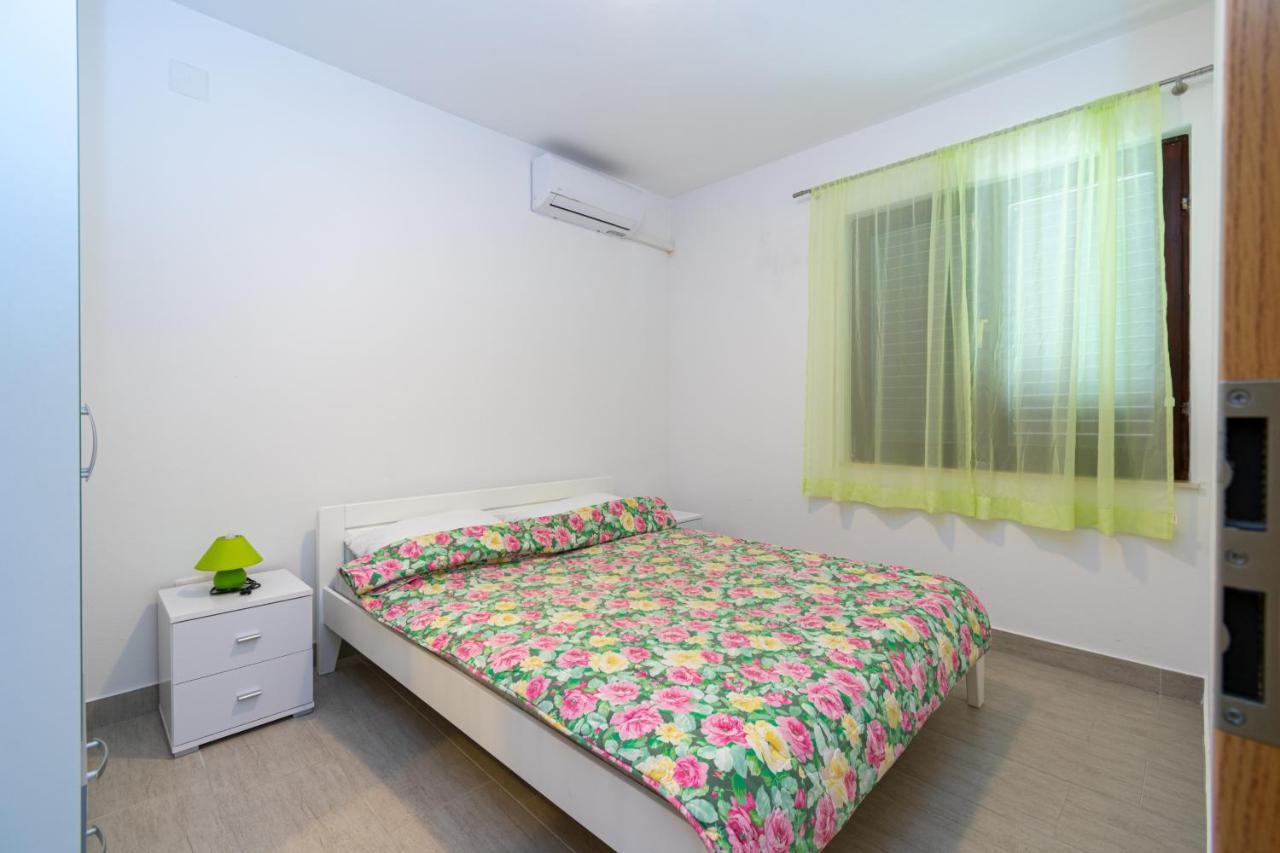 Apartments By The Sea Mandre, Pag - 3084 Kolan Bagian luar foto