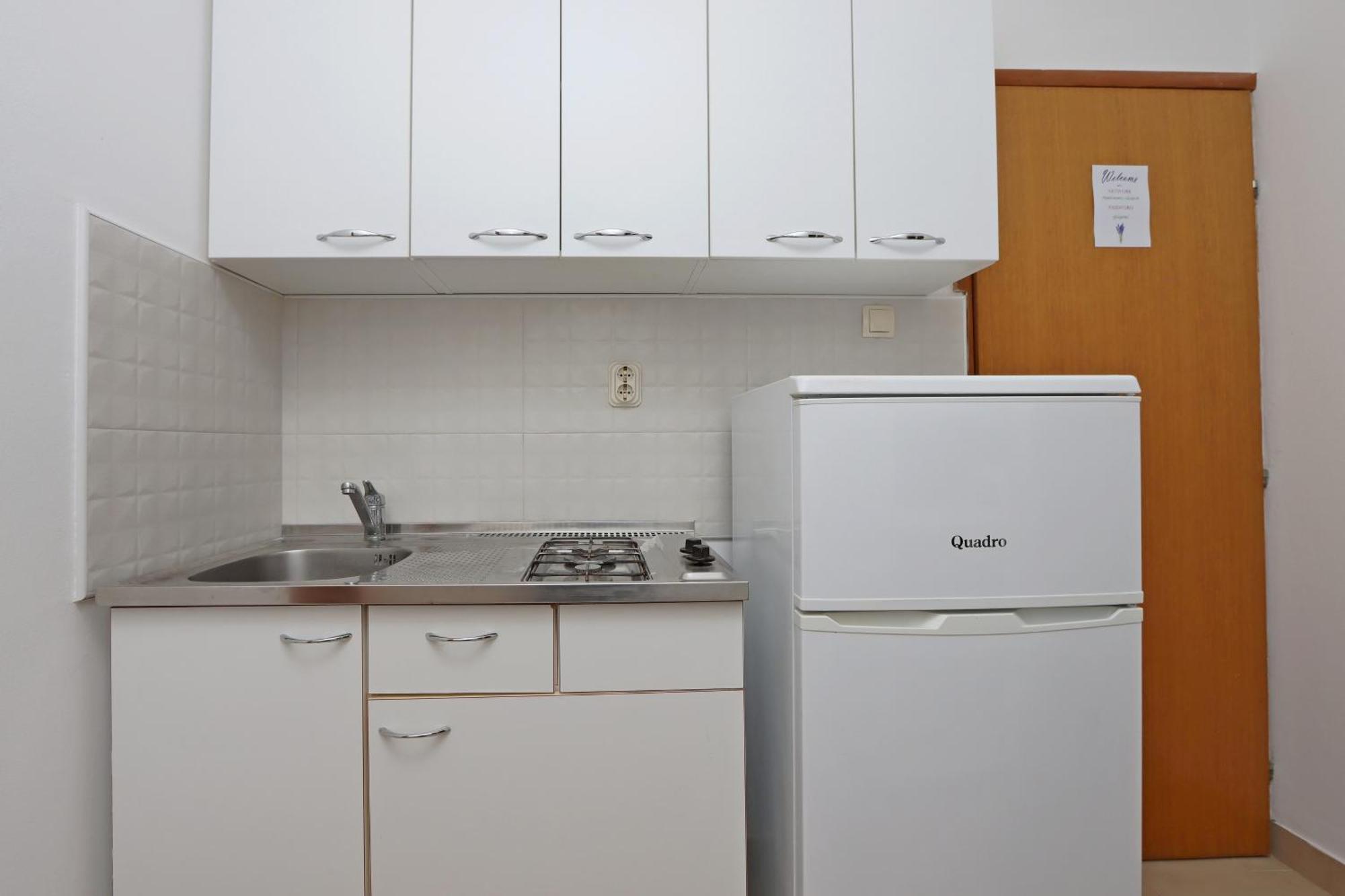 Apartments By The Sea Mandre, Pag - 3084 Kolan Ruang foto
